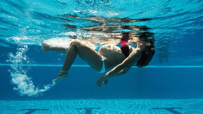 La natation est une méthode pour prévenir et traiter les varices pendant la grossesse