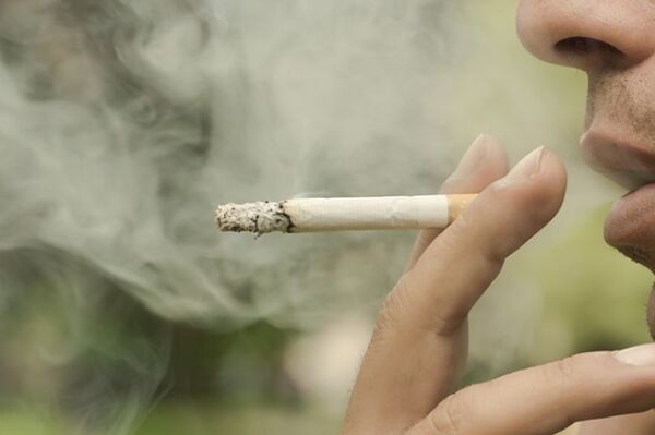 Le tabagisme est l'une des raisons du développement des varices réticulaires. 